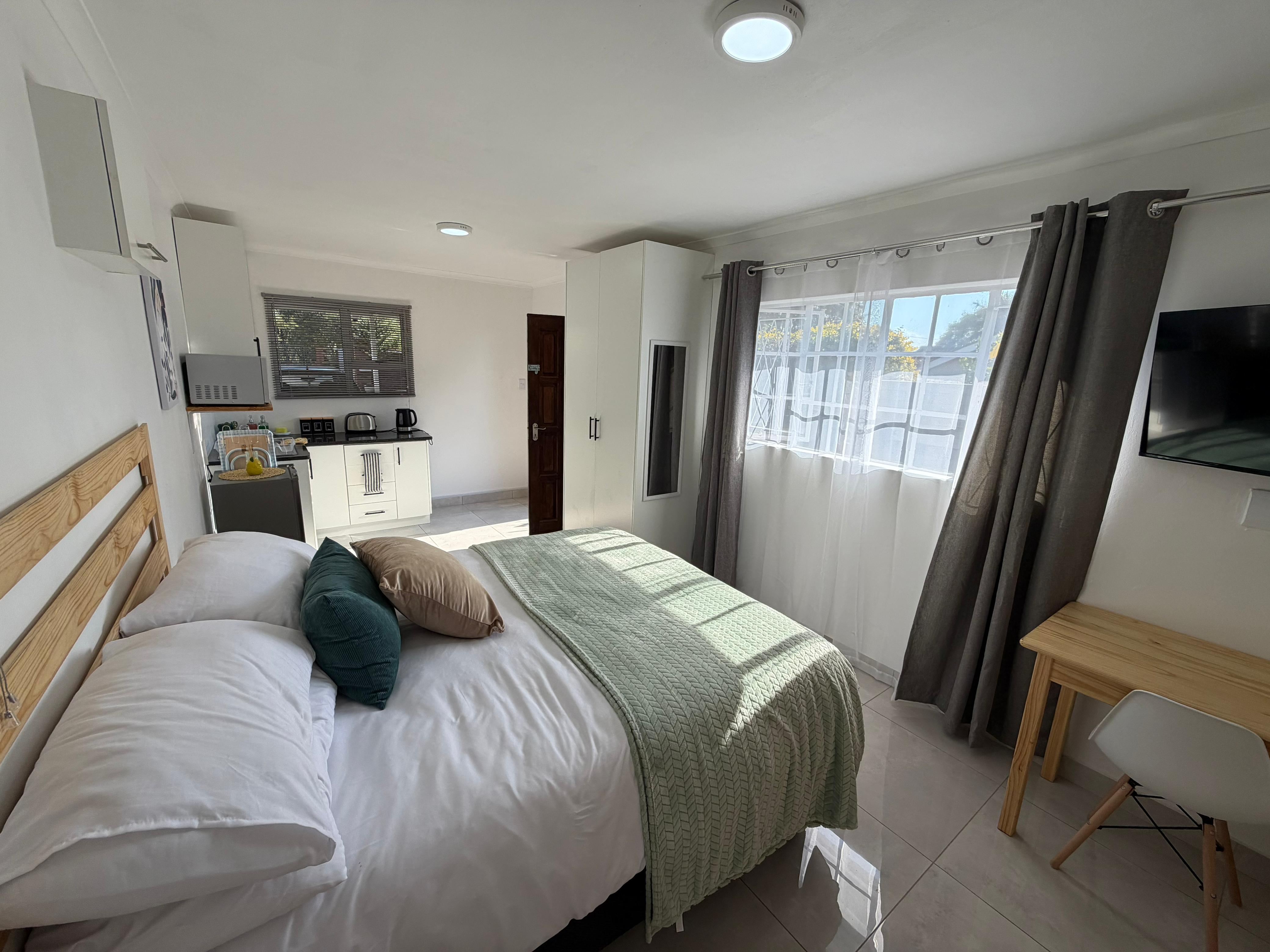 Spacious Cottage bedroom